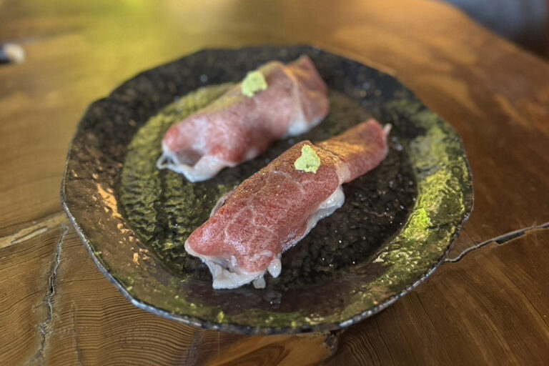 和牛炙り握り（2貫） 800円